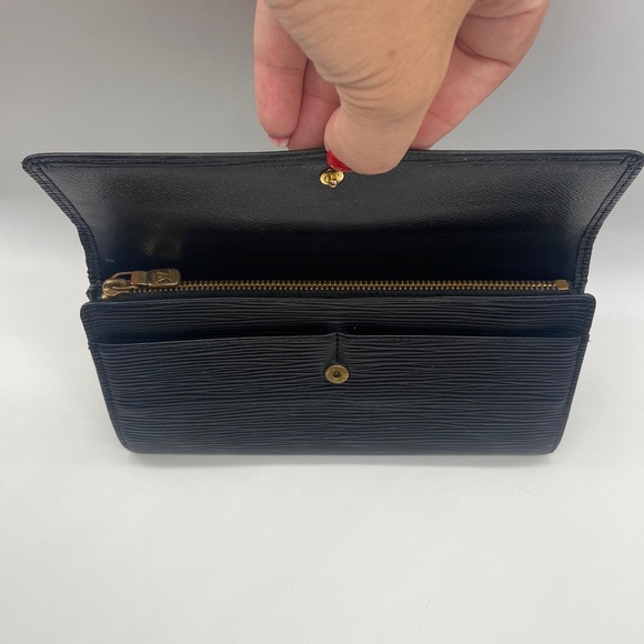 Louis Vuitton EPI Leather Long Wallet - Picture 4 of 15